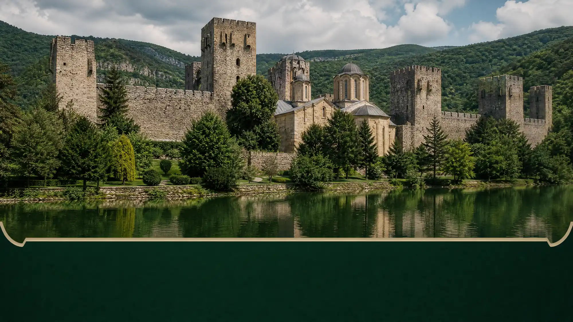 Explora este complejo ortodoxo serbio del siglo XV. Recorre las enormes murallas defensivas, visita la Torre del Déspota y contempla la iglesia de estilo Morava conservada.