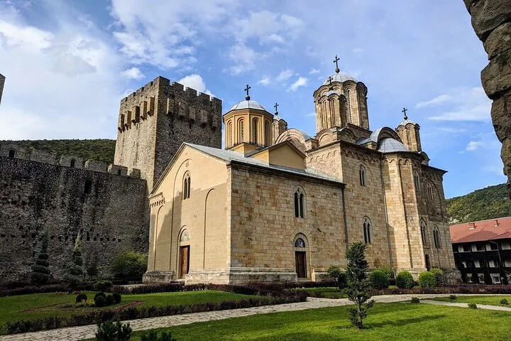 Iglesia histórica con muros de piedra y cúpulas en el monasterio de Manasija