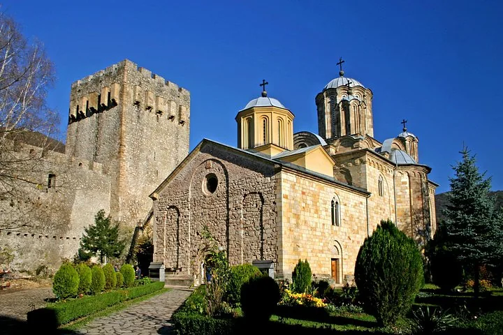 La iglesia y la torre de la fortaleza del monasterio de Manasija vistas en un día soleado