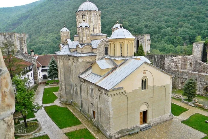 Vista elevada de la iglesia del monasterio de Manasija dentro de murallas defensivas de piedra